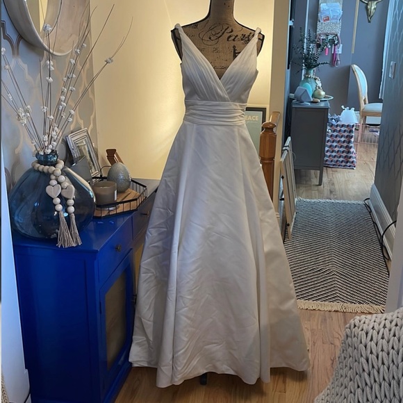 Oleg Cassini designer wedding gown 12 - Picture 2 of 12